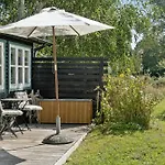 בית נופש Wooden House With Wild Garden By Sejero Bay