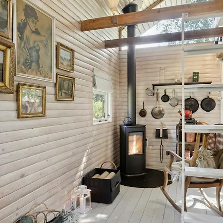 Hébergement de vacances Wooden House With Wild Garden By Sejero Bay