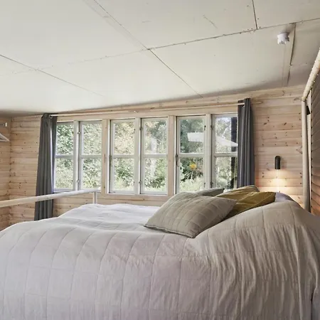 Wooden House With Wild Garden By Sejero Bay Hébergement de vacances