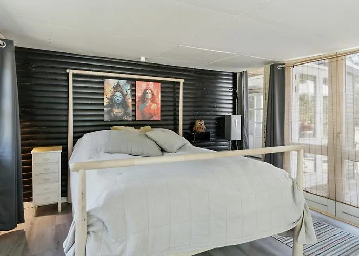 Wooden House With Wild Garden By Sejero Bay Hébergement de vacances