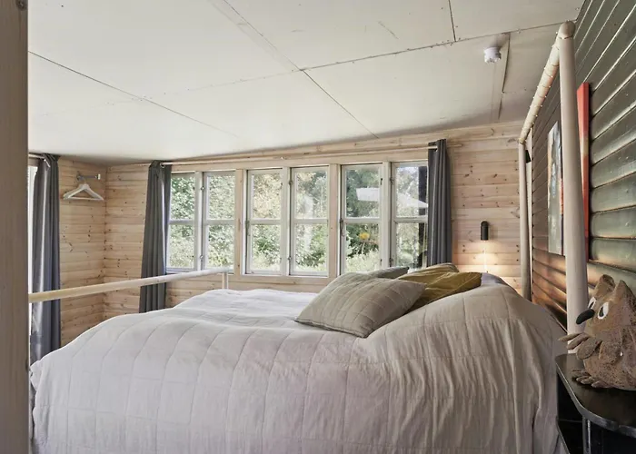 Wooden House With Wild Garden By Sejero Bay Hébergement de vacances