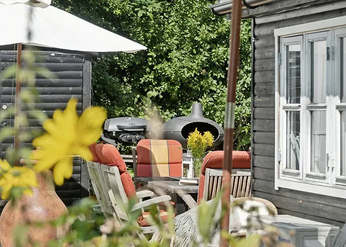 Wooden House With Wild Garden By Sejero Bay Hébergement de vacances