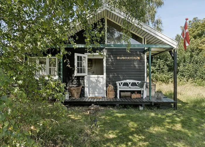 Wooden House With Wild Garden By Sejero Bay Hébergement de vacances *