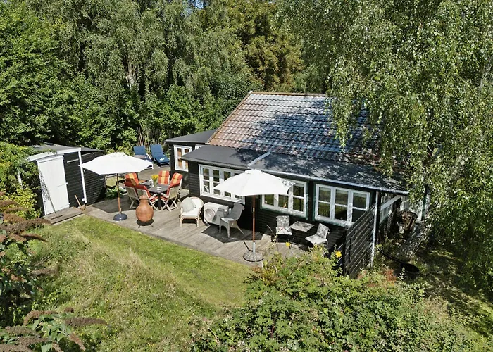 Wooden House With Wild Garden By Sejero Bay Hébergement de vacances Kalundborg